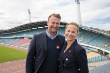 Pierre Edström, klubbdirektör i ÖIS fotboll, och Lotta Nibell, vd på Got Event, framför Ullevi i Göteborg