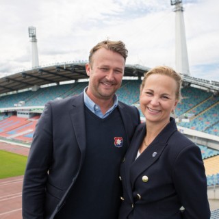 Pierre Edström, klubbdirektör i ÖIS fotboll, och Lotta Nibell, vd på Got Event, framför Ullevi i Göteborg