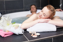 Par i bubbelbad på hotell i Göteborg